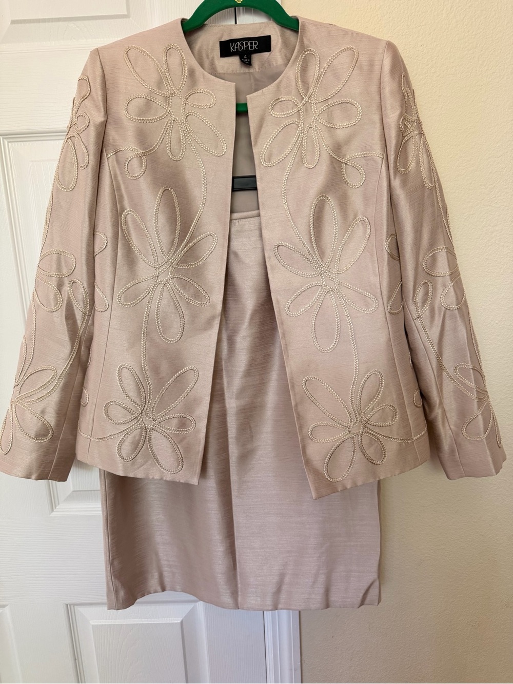 Kasper Women's Light Blush Floral Embroidered Open Skirt Jacket Suit size 4